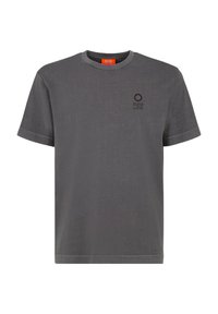 T-shirt grigia in cotone con maniche corte, colletto tondo e un piccolo logo stampato sul lato sinistro. Texture morbida, design casual.