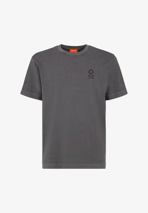 T-shirt grigia in cotone con maniche corte, colletto tondo e un piccolo logo stampato sul lato sinistro. Texture morbida, design casual.