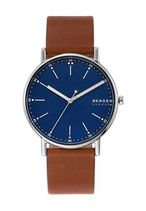Montre-bracelet ronde en argent avec un cadran bleu, des marqueurs d'heure blancs minimalistes, un logo SKAGEN Denmark et un bracelet en cuir marron.