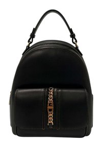 Zaino in pelle nera con parte superiore arrotondata, dotato di una tasca frontale e dettagli decorativi in catena. Gli accenti includono cuciture in contrasto e hardware dorato.