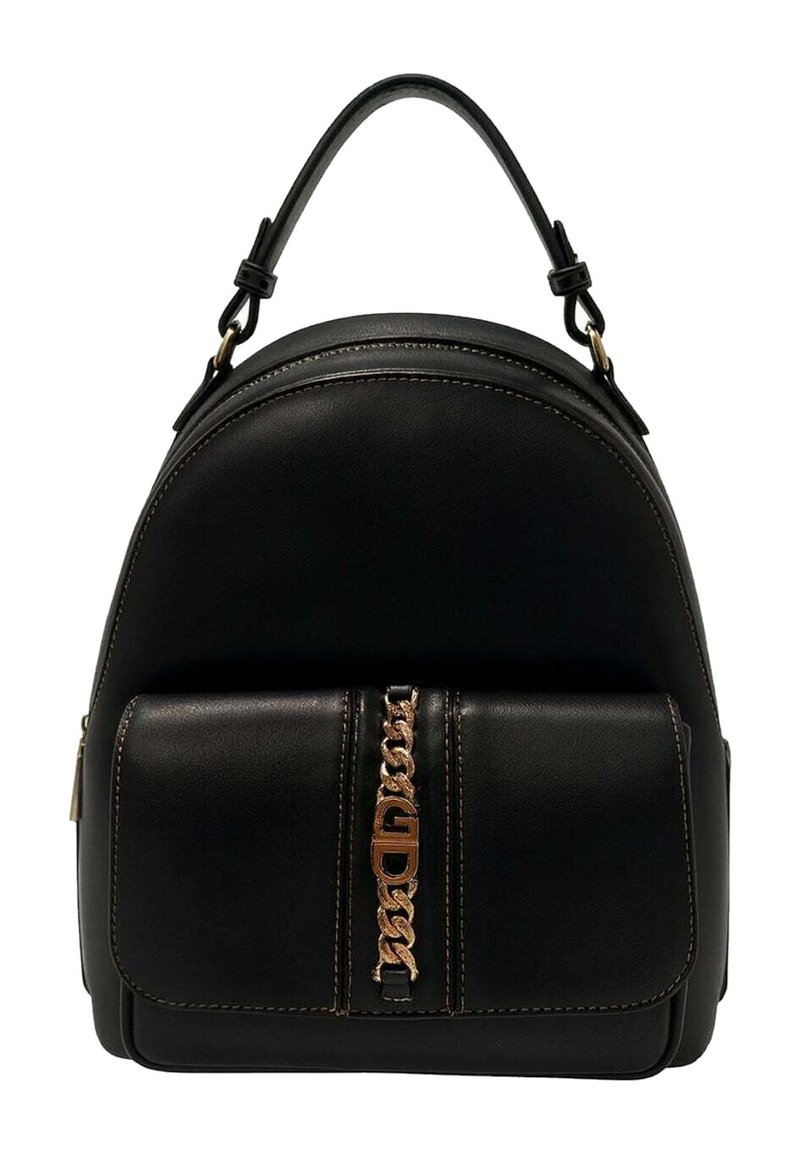 Zaino in pelle nera con parte superiore arrotondata, dotato di una tasca frontale e dettagli decorativi in catena. Gli accenti includono cuciture in contrasto e hardware dorato.