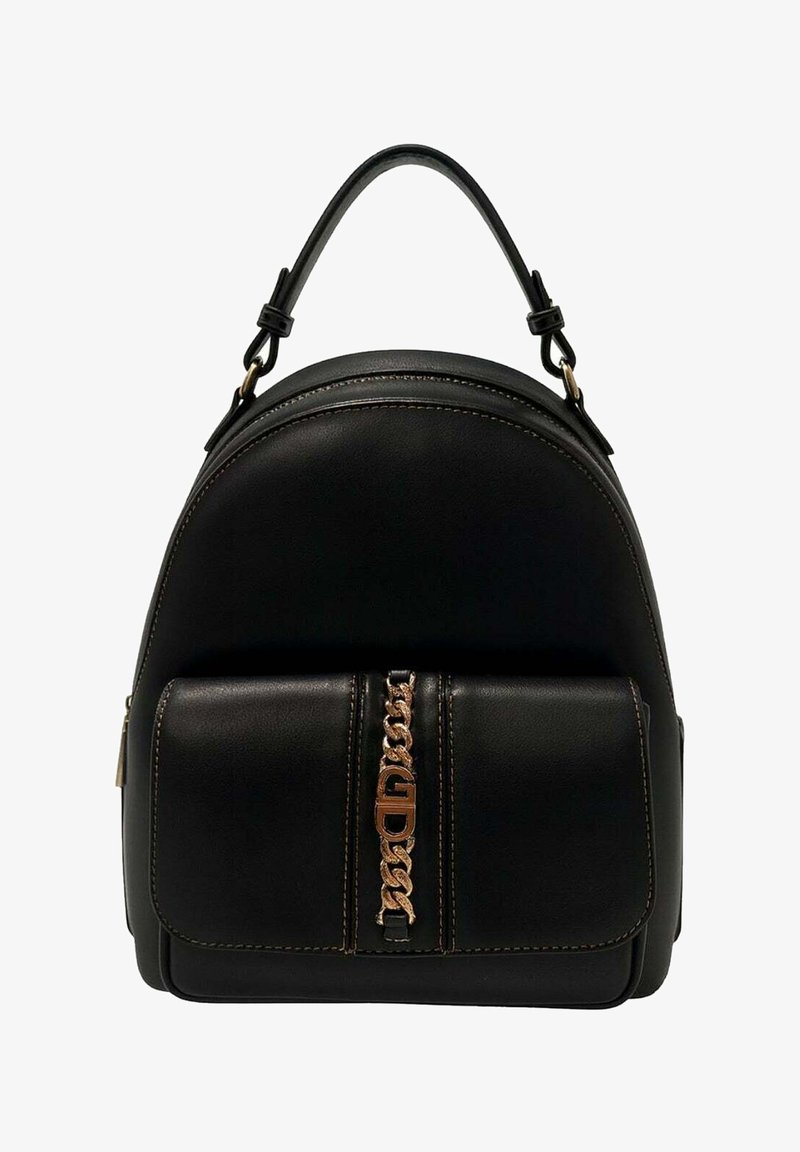 Zaino in pelle nera con parte superiore arrotondata, dotato di una tasca frontale e dettagli decorativi in catena. Gli accenti includono cuciture in contrasto e hardware dorato.