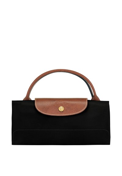 Schwarze Stofftasche mit einem braunen strukturierten Ledergriff und Klappe. Verfügt über einen goldenen Knopf und weiße Nähte entlang der Kanten. Rechteckige Form.