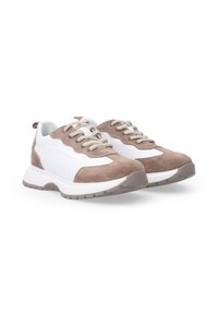 Braune und weiße sportliche Sneakers aus Wildleder und Mesh-Material, mit runder Zehenpartie, Schnürdesign und strukturierten Gummisohlen.
