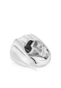 Bague en argent au design abstrait en forme de cœur. Fini lisse et poli ; dotée de gravures "TOUS" et "S925".