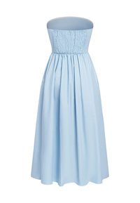 Abito midi azzurro senza spalline con corpetto arricciato e gonna fluida a pieghe, esposto su sfondo bianco.