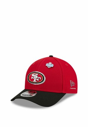 Rote und schwarze San Francisco 49ers Kappe mit Teamlogo vorne und NFL Draft 2023 Abzeichen oben.
