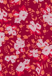 Tissu rouge avec un motif floral comprenant des fleurs roses et pêches, des feuilles vertes et de petites touches d'orange.