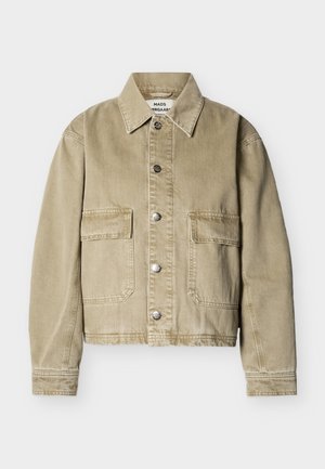 Veste en denim beige à manches longues, deux poches à rabat à l'avant, boutons-pression en métal et col classique, posée à plat sur un fond blanc.
