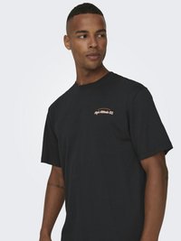 Zwarte katoenen t-shirt met korte mouwen en een ronde hals, met een klein logo in contrasterend oranje op de linkerborst.