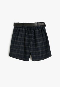 Marineblauwe geruite shorts met een elastische tailleband en zwarte riem, met een geblokt patroon in grijs- en tinten blauw, gemaakt van katoen.