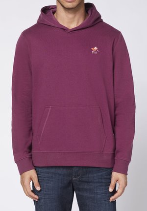 Bordeauxfarbener Kapuzenpullover aus weichem Material, mit einer Kängurutasche, gerippten Bündchen und einem kleinen Logo-Element auf der Brust.