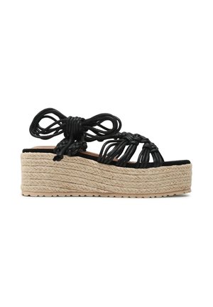 Czarny platformowy sandał z paskami, z plecioną podeszwą z juty i zapięciem na kostkę.