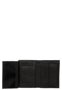 Portefeuille en cuir noir avec plusieurs emplacements pour cartes, une poche transparente et une texture lisse. Présente une forme arrondie et un design minimaliste.