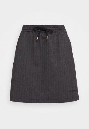 Jupe gris foncé longueur genou avec taille élastique et cordon noir à embouts dorés, texture verticale subtile, et petit logo noir en bas à droite.