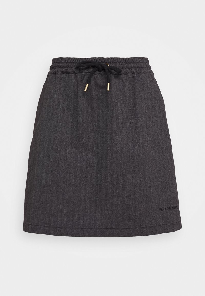 Jupe gris foncé longueur genou avec taille élastique et cordon noir à embouts dorés, texture verticale subtile, et petit logo noir en bas à droite.