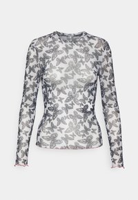 Camisola de manga longa feita de tecido transparente com um padrão de borboletas pretas; apresenta um decote redondo e bordas em forma de concha na cor vermelha.