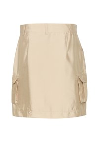 Beige satin minikjol med en slät yta, utrustad med två sidofickor och en strukturerad midja för en skräddarsydd passform.