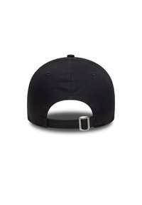 Svart baseballcaps med buet skygge, tekstiloverflate, justerbar stropp bak, metallspenne og broderte lufthull.
