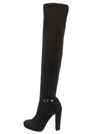 Botte noire à talon haut montant jusqu'à la cuisse, avec un bout arrondi, une semelle plateforme et une petite sangle décorative avec boucle au-dessus de la cheville.