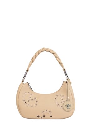 Borsa in pelle beige con manico intrecciato, motivi di perforazioni circolari e un'etichetta rotonda pendente con un piccolo emblema a forma di uccello.