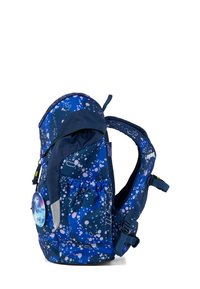 Marineblaue Rucksack mit einem Blasenmuster, verstellbaren Trägern, elastischer Seitentasche und reflektierenden Details. Hergestellt aus strapazierfähigem Stoff.