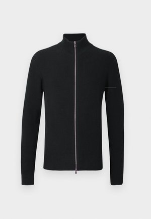 Czarny sweter z prążkowanego włókna, z wysokim kołnierzem i pełnym zamkiem błyskawicznym, z długimi rękawami i smukłą sylwetką.