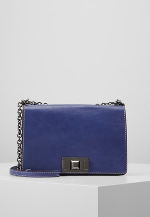 Sac bandoulière en cuir bleu avec une bandoulière en chaîne, de forme rectangulaire, matériel en argent et détails de piqûre contrastante sur les bords.