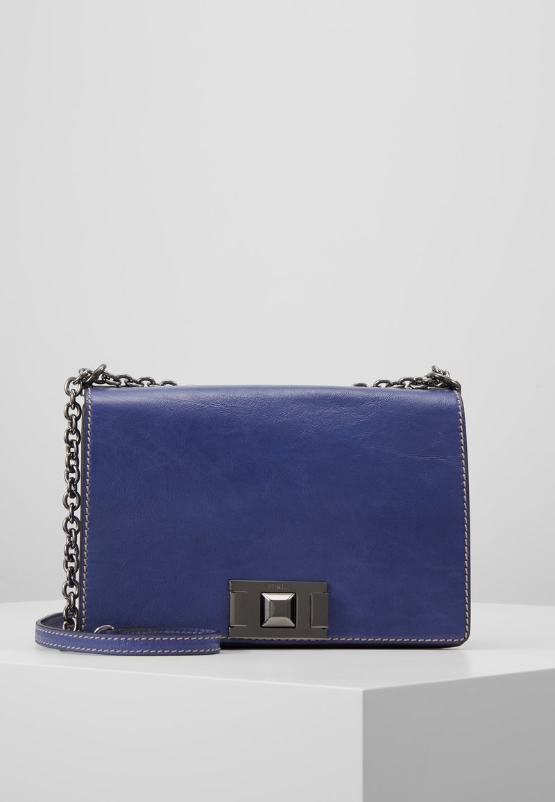 Borsa a tracolla in pelle blu con tracolla a catena, forma rettangolare, hardware argentato e dettagli di cucitura a contrasto sui bordi.