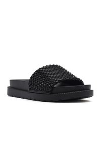 Zwarte slidesandalen hebben een gestructureerde, gebeadde band en een platte, duurzame zool, geschikt voor casual gebruik. Het ontwerp is minimalistisch en modern.
