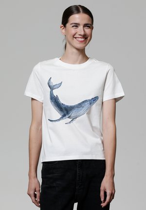 Witte katoen t-shirt met een afbeelding van een blauwe walvis aan de voorkant. Het shirt heeft een ronde hals en korte mouwen, met een relaxte pasvorm.