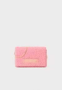 Borsa a tracolla in pelliccia sintetica rosa con una tracolla in oro, caratterizzata da una placca dorata con la scritta "LOVE MOSCHINO" sulla parte frontale.
