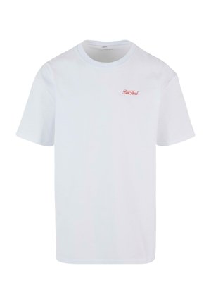 Fehér pamut póló kerek nyakkal és rövid ujjakkal, a bal mellen egy kis piros hímzett logóval.