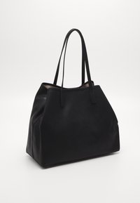 Sac fourre-tout noir en cuir texturé. Présente un corps spacieux, une forme conique et deux poignées robustes pour le transport. Aucun matériel visible.