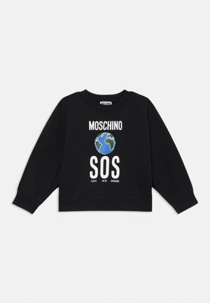 Felpa nera a maniche lunghe con il testo "MOSCHINO", grafica della Terra, grande "SOS" e testo più piccolo che recita "SALVA LA NOSTRA SPHERA" sul davanti.
