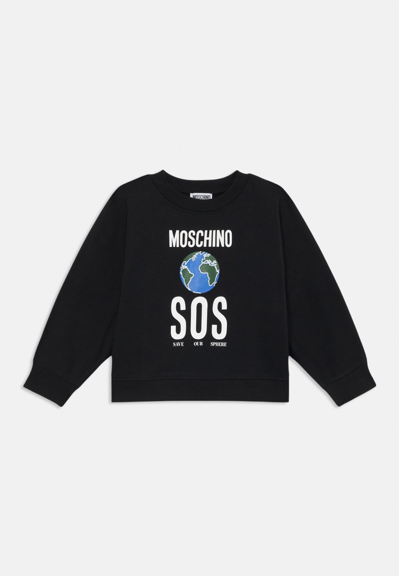 Felpa nera a maniche lunghe con il testo "MOSCHINO", grafica della Terra, grande "SOS" e testo più piccolo che recita "SALVA LA NOSTRA SPHERA" sul davanti.