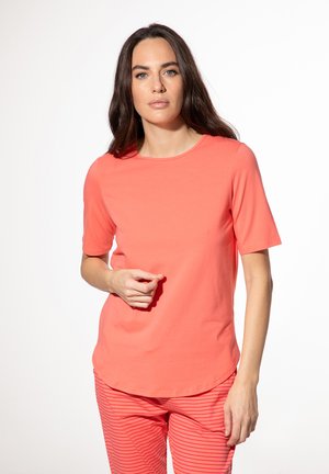Korallefarbene Kurzarm-T-Shirt mit rundem Ausschnitt, aus einem glatten Stoff gefertigt. Kombiniert mit gestreiften korallefarbenen Hosen, die einen abgestimmten Look kreieren.