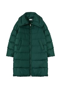 Zelená péřová bunda s vysokým límcem, zapínáním na zip a dvěma předními kapsami. Má prošívaný design a měkkou, lesklou texturu látky.