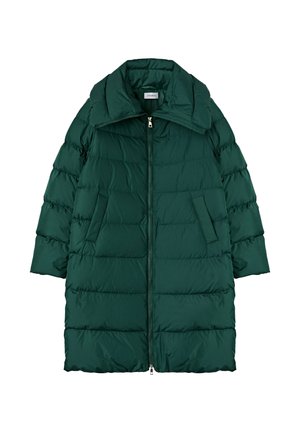 Geacă puffer verde cu guler înalt, închidere cu fermoar și două buzunare frontale. Prezintă un design matlasat și o textură de țesătură moale și strălucitoare.