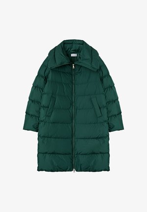 Geacă puffer verde cu guler înalt, închidere cu fermoar și două buzunare frontale. Prezintă un design matlasat și o textură de țesătură moale și strălucitoare.