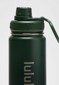 Tume roheline veepudel, millel on tekstuuriga kork ja külgkäepide, keha peal on hõbedane logo "lululemon", valge tausta vastu.