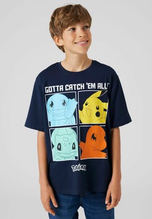Marineblaues Baumwoll-T-Shirt mit vier Pokémon-Charakteren in quadratischen Feldern: Schiggy (blau), Pikachu (gelb), Bisasam (grün) und Glumanda (orange).