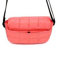 Prošívaná korálově růžová obdélníková crossbody taška s černým nastavitelným popruhem a přední kapsou zabezpečenou jedním zapínáním na cvoček.