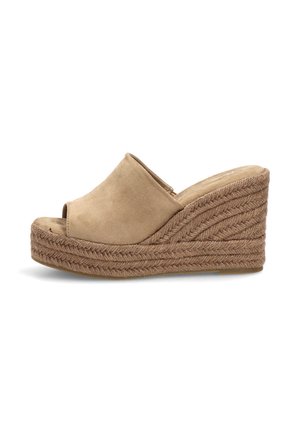Sandalia beige de ante con cuña, puntera abierta y plataforma trenzada de yute, estilo sin cierre sobre fondo blanco.
