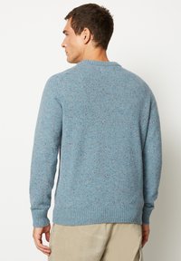 Hellblauer Strickpullover mit strukturierter Oberfläche, ausgestattet mit einem Rundhalsausschnitt, langen Ärmeln und gerippten Bündchen sowie Saum.