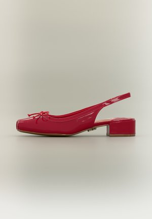 Sapato slingback vermelho em pele verniz com salto baixo em bloco e laço decorativo no bico, exibido em fundo neutro.