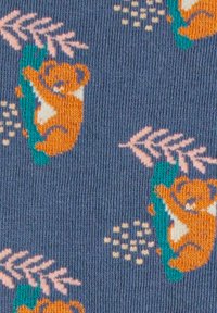 Strickstoff mit blauem Hintergrund, orangefarbenen Koala-Mustern, grünen Blättern und hellrosa Akzenten. Die Textur ist weich und strukturiert.