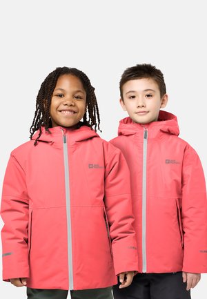 Due bambini indossano giacche corallo brillanti con cappucci, caratterizzate da zip grigie e loghi. Le giacche hanno una texture liscia e una vestibilità ampia.