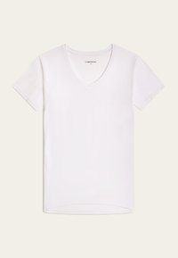 Witte V-hals t-shirt gemaakt van zachte stof, met korte mouwen en een relaxed fit, met minimale stiksels en een subtiel merkembleem.