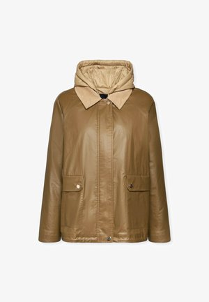 Chaqueta de cuero marrón con capucha, cuenta con un cuello de pana beige, dos bolsillos delanteros y cierres de presión. Textura suave con un corte relajado.